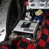 フロントシートの足もとスペース／フロアを使ったパワーアンプの取り付けを可能にしたのも小型アンプであるPico2のおかげ。