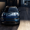和田智の気になる中国EVブランド（2）Lynk&Co。Geelyと、その傘下にあるボルボとの共同出資の合弁EVブランド。次世代に対応したイメージワークのクオリティはなかなかなもの。まず、ブランド名が気になる。何か次世代サウンド。ショルダーを基調とした極めてヨーロッパ的デザイン。特にフロント周りのランプの扱いに特徴がある。プロダクトクオリティも高い。