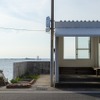 真名瀬海岸（神奈川県葉山町）、フォトスポットとして人気のバス停。夕日にはまだ時間がある