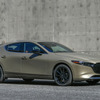 CX-30  ベース車のBlack Tone Editionに対して、グリルのシグネチャーウイングをシルバーメッキからブラックメッキに変更し、ホイールはブラックメタリック塗装からグロスブラック塗装に変更