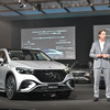 メルセデスベンツ EQE SUV の発表会でプレゼンするケレニウス会長