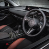CX-30   インパネのミドルパッドは、ベース車のBlack Tone Edition が黒い合成皮革なのに対して、Retro Sports Edition はシートのメイン材と同じスエード調人工皮革   その下の金属調加飾もサテンクロームからガンメタに変更している  加飾のトーンを下げることで、室内全体のテラコッタ＆ブラックのコントラストを際立たせているのだ