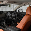 CX-30   黒いトリムにテラコッタ色のステッチが映える  CX-5とは違ってインパネ上段のステッチをテラコッタ色にしたのは、それがドアのステッチにつながるから。
