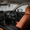 CX-30  黒いトリムにテラコッタ色のステッチが映える  CX-5とは違ってインパネ上段のステッチをテラコッタ色にしたのは、それがドアのステッチにつながるから