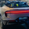 テールランプは横一本のLEDでデザインされている。
