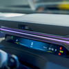 スピードメーターはじつにシンプル。ドアのオープン位置などはアイコン表示されている。