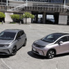 左：BYD ドルフィン（アーバングレー）　右：BYD ドルフィン ロングレンジ（コーラルピンク+アーバングレー）
