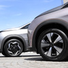 左：BYD ドルフィン（アーバングレー）　右：BYD ドルフィン ロングレンジ（コーラルピンク+アーバングレー）