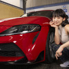 ボディの艶感を確認する相沢菜々子さん