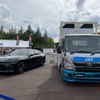 トヨタとJAFが開発した給水素トラック（右）、クラウンセダン FCEV（左）