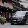 シトロエン ベルランゴロングと高山の古い街並み