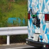 送信機が後続車へ向けて角度を自動的に変更し、コーナーを曲がった時でも光無線通信による車車間通信は継続されていた