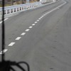 路面には磁気マーカーが貼り付けられ、RTK-GNSSとの併用で自車位置の測位精度を高めていた
