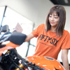 初めてのスポーツバイクに興味津々の指出瑞貴さん