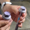 改良後（右）のボルトにはフランジにリブ形状が追加された