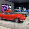 『1900スプリント』（手前）と並んで展示されているのは、そのベースになったS5型スカイライン、そしてプリンスとイタリアの初の協業成果であるスカイライン・スポーツ。
