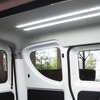 荷室の天井には夜間の作業でも明るく照らす大型LED照明を装備した
