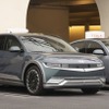 テスラの「スーパーチャージャー」で充電するヒョンデの北米向けEV