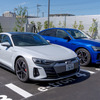 超急速EV充電器「Hypercharger（ハイパーチャージャー）」と2台のアウディ e-tron。