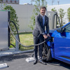 Audi Q8 e-tronへの充電を実演するマティアス・シェーパー氏。