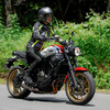 指出さんはリラックスしたフォームでXSR700を走らせる。ハンドルを変更し、疲労感の軽減し、さらなる扱いやすさを手に入れたいという