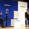 トークショーに参加したニチコン 代表取締役会長 武田一平氏（左）と慶應義塾大学大学院教授の岸博幸氏（右）