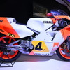 ヤマハ XSR900GP と並んで展示された往年のGPマシン（ジャパンモビリティショー 2023）