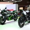 カワサキ Ninja 7 ハイブリッド（左）とNinja e-1（右）（ジャパンモビリティショー2023）