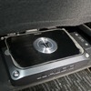 シート下にシンプルに取り付けられているのはJLオーディオのDSP内蔵のパワーアンプであるＶＸ600/6i。