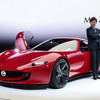 マツダデザイン本部 本部長の中山雅氏と『MAZDA ICONIC SP』