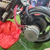 後輪の自家製インホイールモーター。巨大で存在感が凄い。