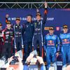 第12戦の優勝はヒョンデのヌービル（中央の段の右。ひとり挟んだ左がコ・ドライバーのマーティン・ヴィーデガ）。