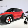 サステナC コンセプト（左）とセットで披露された折りたたみ式電動バイクのポケット コンセプト（右）（ジャパンモビリティショー2023）
