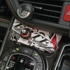 JLオーディオのDSP内蔵パワーアンプであるVX600/6iの操作部をセンタークラスターに設置。周囲はカスタム処理される。