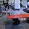 スケートボードみたいに見えるけど、要救助者のところまで自走して駆けつけるロボットストレッチャー。