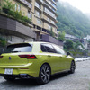 ゴルフ8 TDI R-Lineのリアビュー。バックドアまわりの太いCピラーは初代ゴルフから連綿と受け継いできたアイコン。大分-熊本県境の杖立温泉にて。