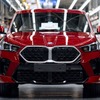 ドイツ・レーゲンスブルク工場で生産を開始したBMW iX2