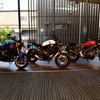ヤマハのネオレトロモデル「XSRシリーズ」。右が今回発表されたXSR125