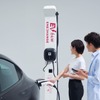 駐車場ですぐ見つけられるよう背の高い充電器を提供