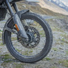 フロントタイヤは90/90-21、リヤは140/80 R 17。インドのシアット製で、フロントはバイアスでリヤはラジアル。どちらかというとロード寄りだが、オフでの走破性もかなり高い