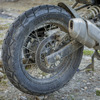 フロントタイヤは90/90-21、リヤは140/80 R 17。インドのシアット製で、フロントはバイアスでリヤはラジアル。どちらかというとロード寄りだが、オフでの走破性もかなり高い