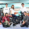 指出瑞貴さん（中央）専用カスタムのヤマハ XSR700を手掛けた4名のプロフェッショナルと。