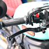 遠近の調整が可能になるリゾマ製のアルミ削り出しレバー。ダイヤル調整ノブの赤いリングはラバー製で青や黒なども用意。このあたりのセンスや気遣いがイタリアンブランドならでは。
