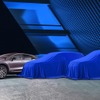 キャデラックの新型EVのティザー写真。左はオプティック