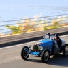 諫早湾を背景に走るブガッティT35B