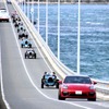 4日目の角島大橋（山口県長門市）をいく参加者たち。先頭はヤナセ提供のポルシェ パナメーラ