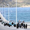 4日目の角島大橋（山口県長門市）をいく参加者たち。