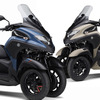 ヤマハ トリシティ300 ABS。グレーイッシュブルー（左）とマットベージュ（右）
