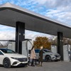 メルセデスベンツの新充電ステーション「チャージングハブ」
