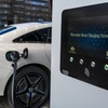メルセデスベンツの新充電ステーション「チャージングハブ」